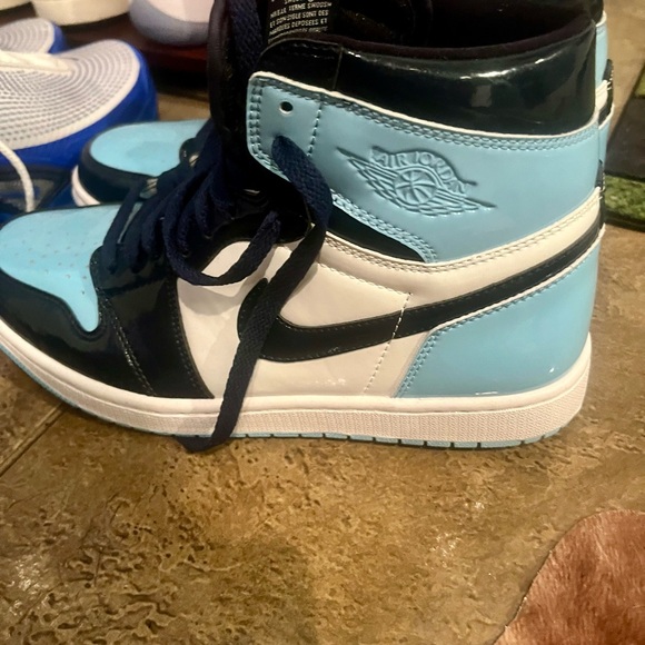 Like NEW Nike Air Jordan Retro size 9. A beautiful sneaker on & off the court🏀🏀 - Picture 3 of 13